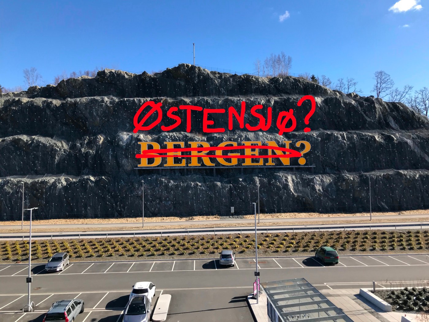 Bilde av skiltet BERGEN? Noen har streket over og skrevet ØSTENSJØ?